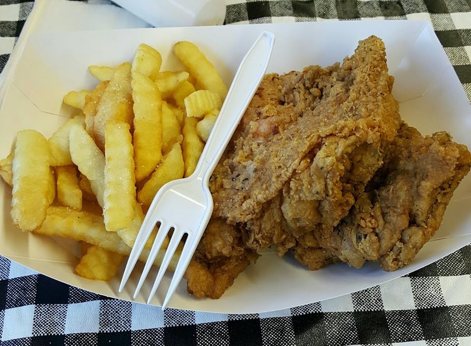 Fried chicken with mac and cheese sides.
